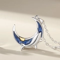 Zilveren walvis en maan hanger met donkerblauwe sterrenhemel en gouden accenten - Walvis Sterrenhemel Ketting / Walvis Droom Ketting Heren