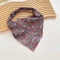 Detailansicht des blauen Blumen-Satin-Kopftuchs mit Gummiband auf Holzstütze - Blaues Blumenmuster