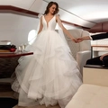 Elegante witte trouwjurk met V-hals, tule ruches en een lange modieuze sleep - XS / Wit