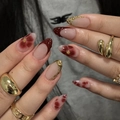 Uñas postizas 3D estilo francés café y burdeos con flores en relieve y anillos dorados - Estilo Almendra Francés Flor Rojo Vino 3D (JP3874)