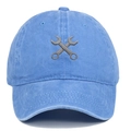 Détail de la broderie clé sur la casquette de baseball en denim délavé vintage - Rose bonbon