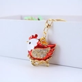 Llavero creativo de gallina roja con esmalte y alas de cristal sobre base dorada - Rojo
