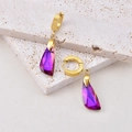 Eleganti orecchini dorati con pendenti geometrici viola su superficie in pietra strutturata - Orecchini-Geometrico