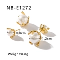 Dettaglio degli orecchini a perla da 0,8 cm e 1,2 cm con castone a griffe dorato - Set di orecchini a bottone con perle (NB-E1272)