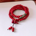 Detailansicht der roten Zinnoberperlen mit grünen Trennern und einem Melonenanhänger - Armband-Rot-Grün-Gelb (Flaschenkürbis-Anhänger)