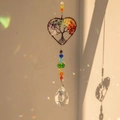 Detail eines Lebensbaum-Sonnenfängers mit bunten Kristallen und Regenbogen-Reflexionen - Herzform Lebensbaum / 42cm