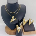 Parure de bijoux dorés en V avec texture martelée et perles blanches sur présentoir - Style de Perle Blanche (KS228773-LX)