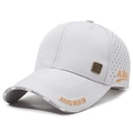 Casquette de baseball gris clair respirante avec broderie dorée et mesh laser - Gris clair