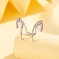 Zilveren kattenoor-earcuff met roze zirkoon en wit emaille op een ronde displaystand - Wit + Roze Zirkoon (Enkel)