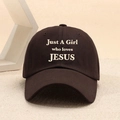 Dunkelbraune Just A Girl Who Loves Jesus Baseballkappe mit Stickerei auf beigem Grund - Einheitsgröße / Kaffeebraun