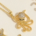 Detailopname van de gouden octopus hanger met zirkonia en fijne kralentextuur - Kleine Octopus