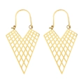 Boucles d'oreilles triangulaires ajourées dorées avec fermoir crochet sur fond blanc - Triangle Maillé Géométrique / Or