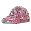 Detail der floralen Baseballkappe mit Strassgitter und weißen Kunstperlen-Verzierungen - Verstellbar / Rot Mit Perlen Und Strass