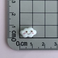 Mini accessorio nuvola in resina con viso sorridente su griglia di misurazione - Nuvola Sorridente