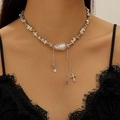 Collier argenté élégant avec perle baroque irrégulière et pendentifs étoile croix sur modèle - Style Argenté (3496)