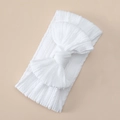 Dettaglio della fascia bianca per neonati in maglia a trecce con un grande fiocco - Bianco