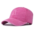 Dettaglio cappello in cotone lavato rosa con ricamo a gatto e finitura invecchiata - Ricamo gatto / Rosa Rosso