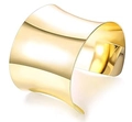Dettaglio di un ampio bracciale a polsino aperto a C dorato con finitura a specchio - 002 Oro-Lucidato a Specchio