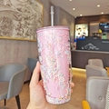 Bicchiere rosa a doppia parete con cannuccia e granelli colorati tenuto in mano - 750ml / Perline Colorate-Rosa