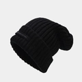 Dettaglio trama del cappello in maglia nera con etichetta logo minimalista - Con Etichetta / Nero
