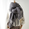 Gros plan d'une écharpe en mohair gris foncé épaisse avec de longues franges - Gris foncé / 240x38cm
