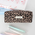 Detail van de etui met luipaardprint, ritssluiting en May Rabbit-label op het bureau - Khaki Luipaard