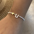 Beaded bracelet with white pearls, golden heart charm and a personalized letter U bead - Letter U