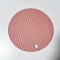 Sottopentola rotondo in silicone rosa con trama a nido d'ape e foro per appendere - Piccolo 14cm / Rosa Nordico