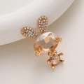 Dettaglio macro di charm a coniglio dorato con cristalli ambra e strass per decorazioni - Coniglio di Gemma / Coniglio Champagne