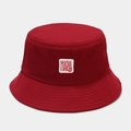 Détail d'un bob en coton rouge foncé avec écusson Maria brodé blanc et coutures du bord - M (56-58cm) / Bordeaux