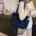 Borsa tote in denim blu scuro con tasche multiple e ciondolo portamonete rotondo - Blu scuro