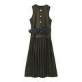 Vestido midi plisado sin mangas verde oliva con cinturón negro y botones metálicos - XS / verde oliva