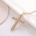 Goldene Kreuz-Halskette mit Zirkonia-Steinen an einer feinen goldenen Kugelkette - Goldfarbene Voll-Diamant-Pavé-Halskette (0100A)
