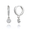 Boucles d'oreilles créoles argentées avec zircons étincelants sur fond blanc pur - Argenté