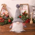 Leuchtende Weihnachtsgnom-Puppe aus Strick mit grauem Hut und weißem Bart auf Holztisch - Grau (D-GJ90)