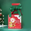 Rote Weihnachts-Geschenkbox mit grüner Schleife und Motiv vom Weihnachtsmann - Weihnachtsmann auf Rentier