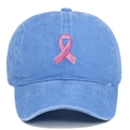 Détail de la casquette en coton délavé bleu clair avec broderie ruban rose devant - Réglable / Rose bonbon