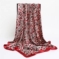 Foulard en satin soyeux à imprimé léopard avec bordure rouge et finition brillante - Léopard Rouge