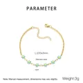 Vue détaillée du bracelet de cheville en acier avec marguerites en résine jaune et bleu - Or-Bleu