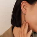 Elegante silberne Edelstahl-Perlenohrringe am Modell für einen raffinierten Look - Stahlfarbe