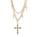 Dettaglio della collana dorata a due strati con pendente a croce, evil eye e perle - Collana di Perle a Croce a Doppio Strato