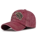 Casquette de baseball rétro en coton délavé rouge foncé avec écussons brodés de style - Bordeaux