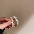 Dettaglio di orecchini a cerchio dorati a C con scintillanti pietre bianche marquise - Marquise Bianco Oro