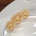 Haarklammer mit matt-beigen Kamelienblüten im hohlen Design für elegante Frisuren - 11cm / Beige
