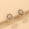Detalle de pendientes vintage dorados con perla ovalada y borde de cuentas blancas finas - Pin de Plata - Pendientes Geométricos Dorados
