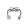 Détails macro de faux anneaux de nez magnétiques avec charmes fleur et abeille argentés - Argent Fleur Abeille (#23)