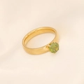Eleganter Ring aus goldenem Edelstahl mit rundem grünen Edelstein in klassischer Vier-Krallen-Fassung - US 8 / Grün