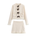 Completo due pezzi in maglia beige con fiocchi neri e frange su cardigan e gonna - S / Set