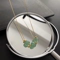 Gouden titanium stalen ketting met vijf groene jade kralen en bijpassende tussenstukken - 5-kralen goud / Goud