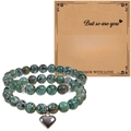 Détail du lot de bracelets perlés en pierre naturelle verte avec breloque cœur - Set Turquoise Africaine